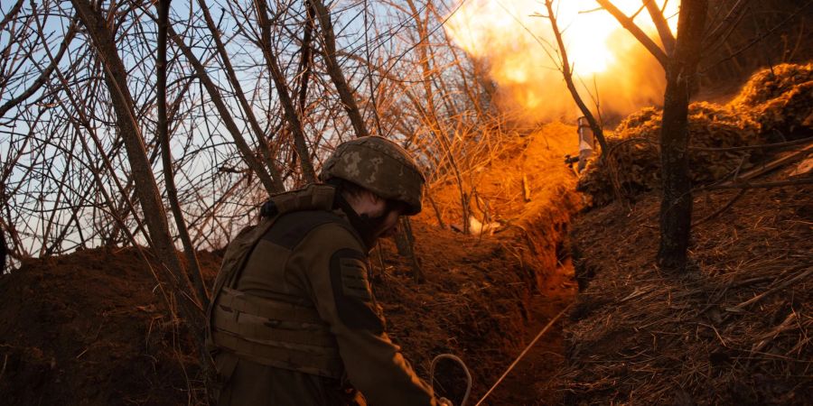 Ein ukrainischer Soldat feuert einen Mörser auf russische Stellungen ab. Die russischen Streitkräfte drängen weiter vor entlang der Frontlinie. (Archivbild)