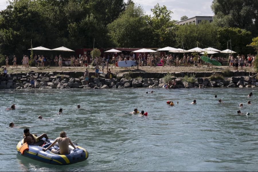 Der Umsatz der Aarebar in Bern (hier im Hintergrund) ist im Vergleich zu den letzten zwei Jahren um über 40 Prozent eingebrochen. (Archivbild)