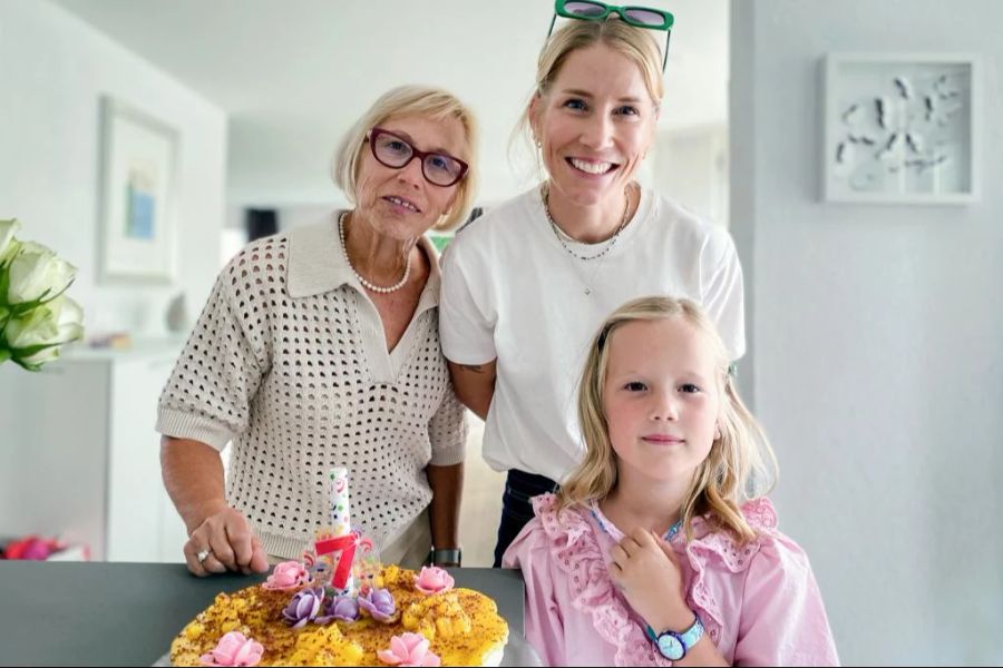 Narja freut sich mit Mutter Katja Fitze Matthews und Oma Anneliese Fitze über den Kuchen zu ihrem siebten Geburtstag.