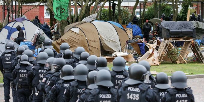 Behelmte Polizisten 2022 bei der freiwilligen Räumung des Punk-Protestcamps auf Sylt. Behelmte Polizisten 2022 bei der freiwilligen Räumung des Punk-Protestcamps auf Sylt.