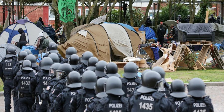 Behelmte Polizisten 2022 bei der freiwilligen Räumung des Punk-Protestcamps auf Sylt.