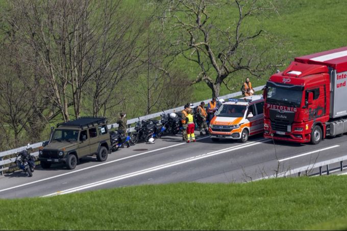 Motorradfahrer der Schweizer Armee stehen auf dem Pannenstreifen, nachdem ein schwerer Unfall auf der Autobahn A-2 bei Buochs im Kanton Nidwalden ein Todesopfer gefordert hatte. (Archivbild) s