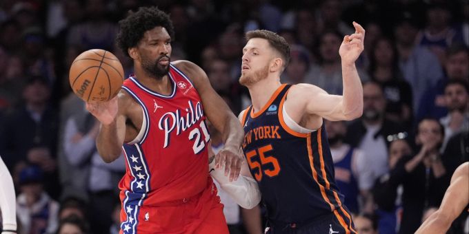Isaiah Hartenstein (55) überzeugt beim Sieg der knicks über die 76ers in der NBA. NBA