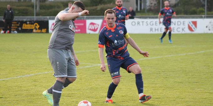 Heidens Eyiden (l.) und FCR-Captain Müller lieferten sich ein emsiges Duell mit besserem Ausgang für den Rheinecker. FC Heiden