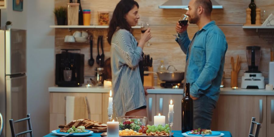 frau und mann, küche, trinken wein zusammen