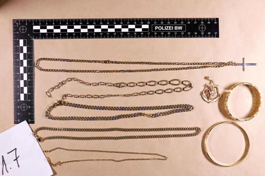 Die Kantonspolizei stellte Schmuck sicher.