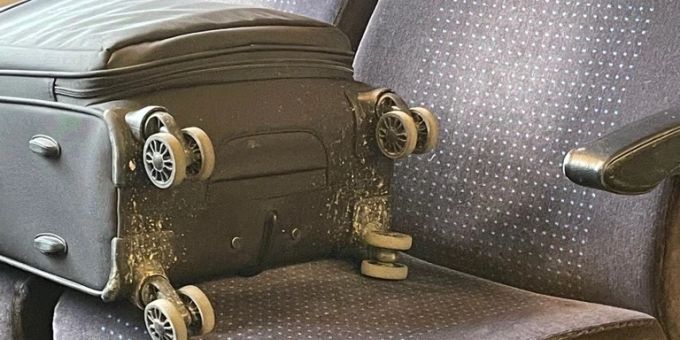Diesen schmutzigen Koffer legt ein Fahrgast auf die Sitze einer Zürcher S-Bahn. koffer