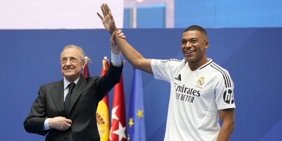 Real-Präsident Florentino Perez (links) stellt seinen neuen Superstar Kylian Mbappé vor.