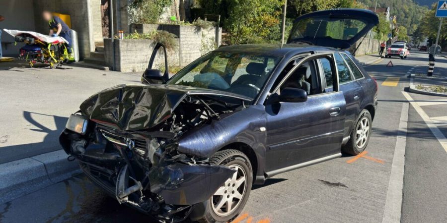Bei einer Frontalkollision zwischen zwei Autos sind am Samstagnachmittag in Chur zwei Personen verletzt worden.