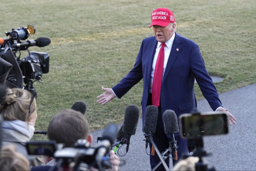 Eine Anspielung auf US-Präsident Donald Trump? Sein rotes «Make America Great Again»-Käppi zählt seit 2016 zu seinem Markenzeichen.