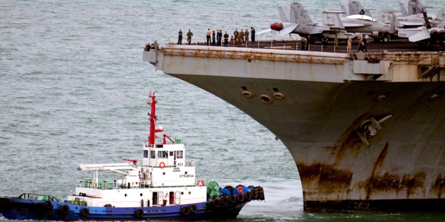 dpatopbilder - Ein Schlepper begrüßt den Flugzeugträger «USS Abraham Lincoln» der US-Marine bei seiner Ankunft im Hafen von Laem Chabang in Chonburi, Thailand. Foto: Sakchai Lalit/AP/dpa