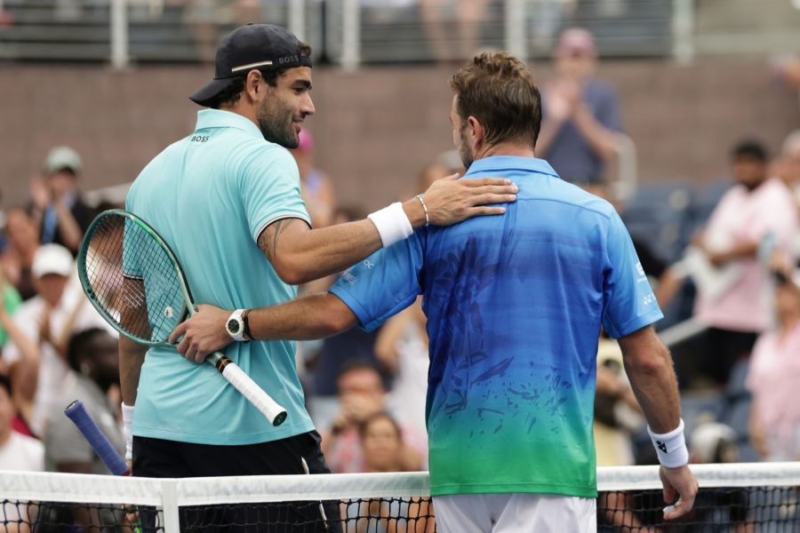 Nach dem Sieg: Matteo Berrettini gratuliert Stan Wawrinka zum Karriereende – für den Romand war es das letzte Grand-Slam-Spiel.