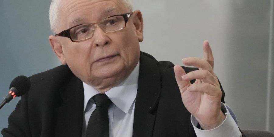 ARCHIV - Jaroslaw Kaczynski, Vorsitzender der polnischen Partei PiS, wird im Parlamentsgebäude in Warschau von einem Parlamentsausschuss befragt. Foto: Czarek Sokolowski/AP/dpa
