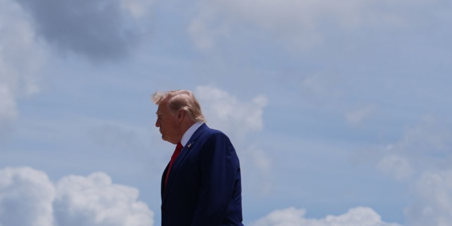 US-Präsident Donald Trump trifft auf der Dobbins Air Reserve Base ein. Foto: Julia Demaree Nikhinson/AP/dpa/Archivbild