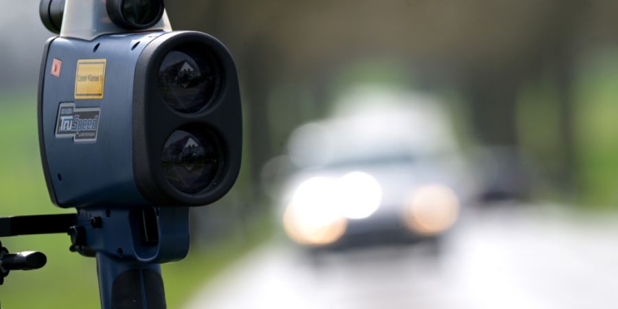 Ein Autofahrer ist in Bulle am Wochenende mit stark übersetzter Geschwindigkeit geblitzt und aus dem Verkehr gezogen worden. (Symbolbild)
