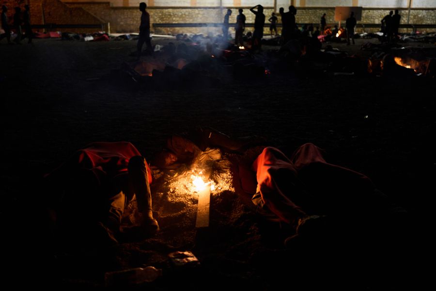 Nach Angaben spanischer Medien sollen sich derzeit noch zwischen 3000 und 5000 Migrantinnen und Migranten in Ceuta aufhalten.
