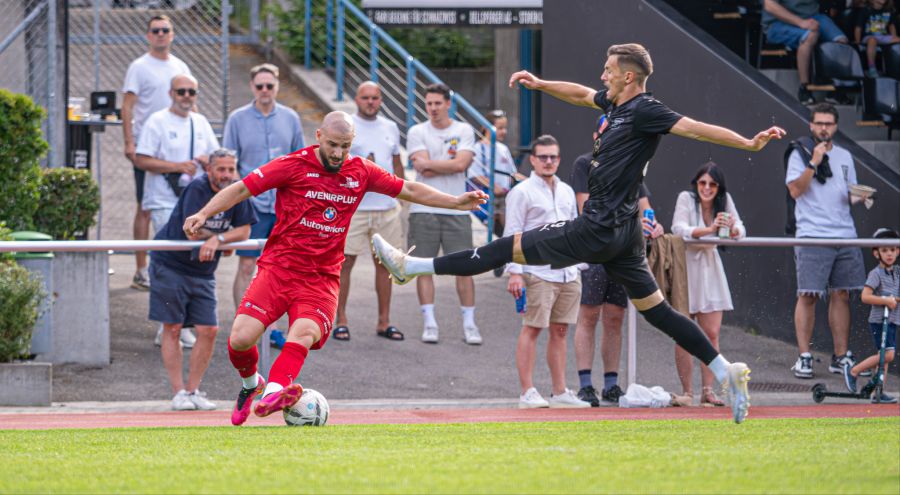 Lukarov (Köniz) kommt gegen Rebronja (Muri-Gümligen) zu spät.
