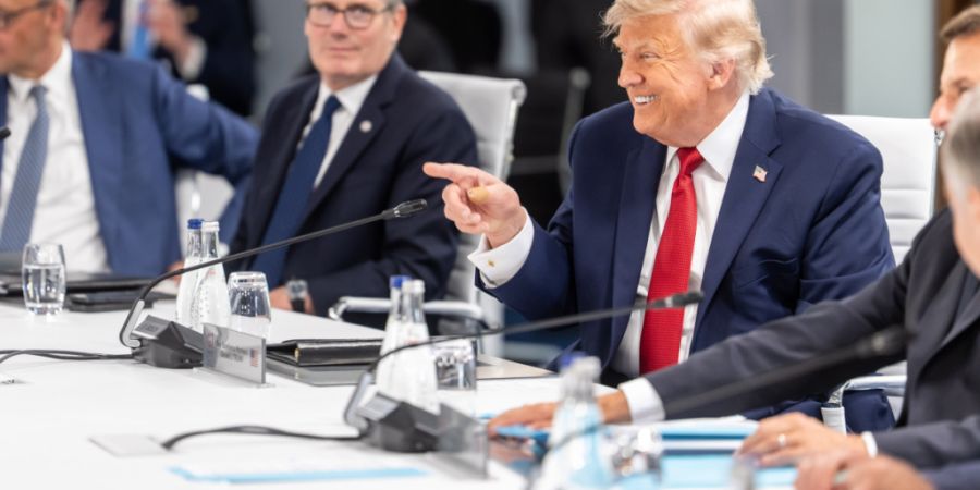 US-Präsident Donald Trump, nimmt neben Bundeskanzler Friedrich Merz (CDU), Keir Starmer, Premierminister von Großbritannien, Emmanuel Macron, Präsident von Frankreich, und Mark Carne...
