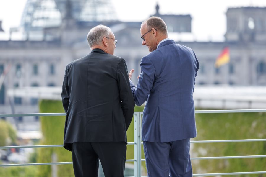 Er habe keine Rückenschmerzen und sei gesund, sagt Guy Parmelin. Im Mai reiste er für ein Gespräch mit Bundeskanzler Friedrich März nach Deutschland.