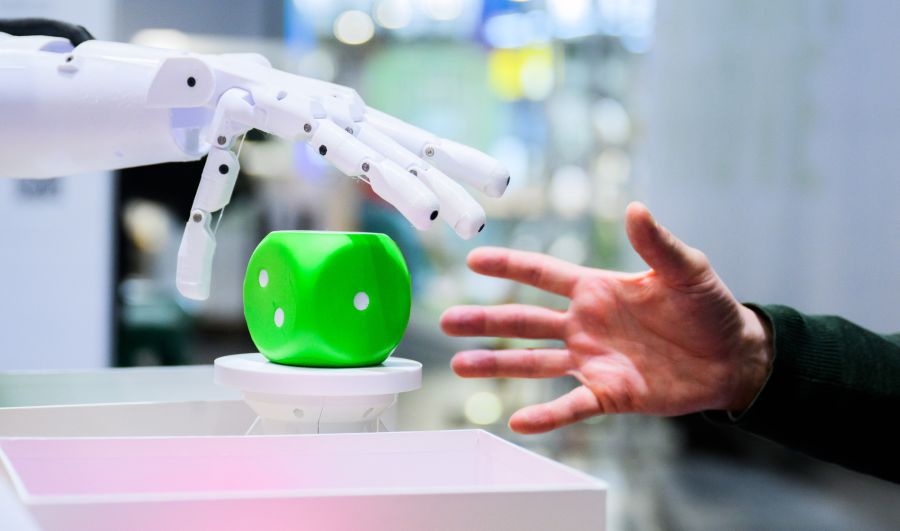Ein neuer Roboter könnte in Zukunft verletztes Rückenmark von Menschen reparieren. (Symbolbild)