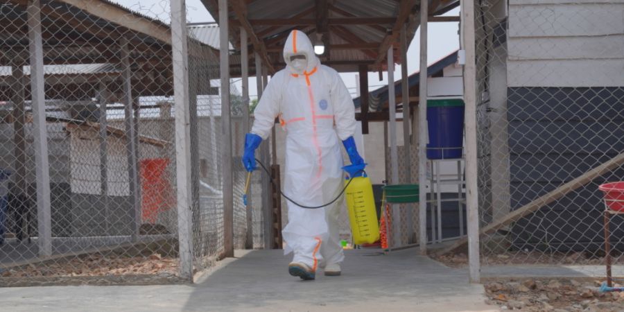 ARCHIV - ARCHIV. Ein Mitarbeiter des Gesundheitswesens sprüht im Ebola-Behandlungszentrum des Allgemeinen Krankenhauses im Osten des Kongo Desinfektionsmittel. Mehr als 2300 Menschen s...