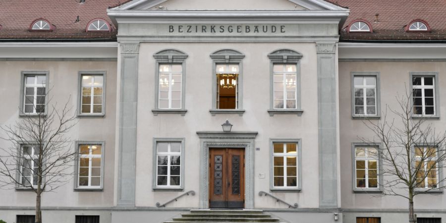 Ein dementer 74-Jähriger tötete seine Frau und seine Tochter. An der Verhandlung am Mittwoch in Bülach ZH fehlte er wegen seiner Krankheit. (Archivbild)