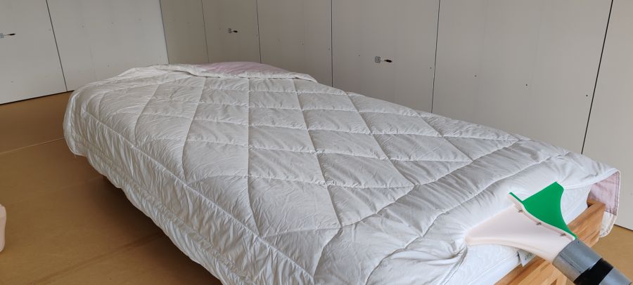 Es funktioniert mit Aussenluft, die über einen Schlauch von Aussen zum Bett geführt wird. Die Luft kann filtriert, und bei Bedarf auch be- oder entfeuchtet sowie zusätzlich gekühlt werden.