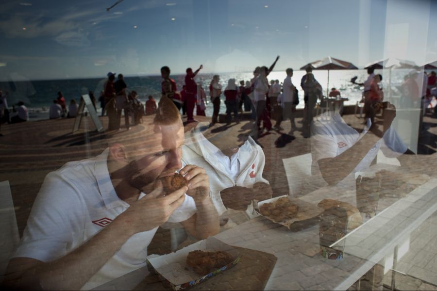 Es wird vermutet, dass man Besuchende dazu bringen will, in den strandeigenen Restaurants zu essen.