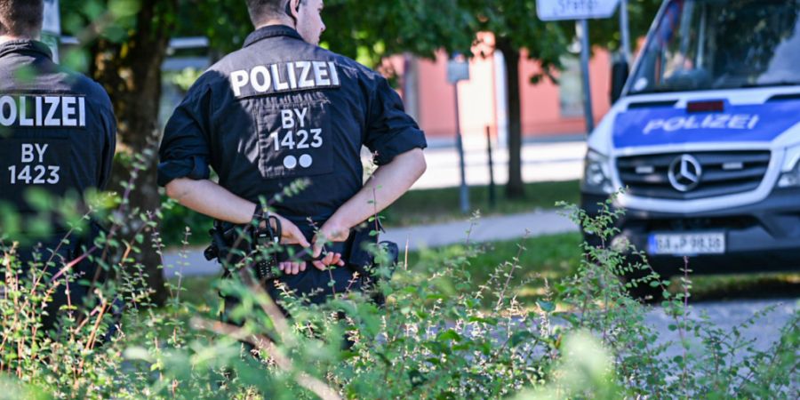 Kräfte der bayerischen Polizei stehen am Welfen-Gymnasium in Schongau. Foto: Jason Tschepljakow/dpa