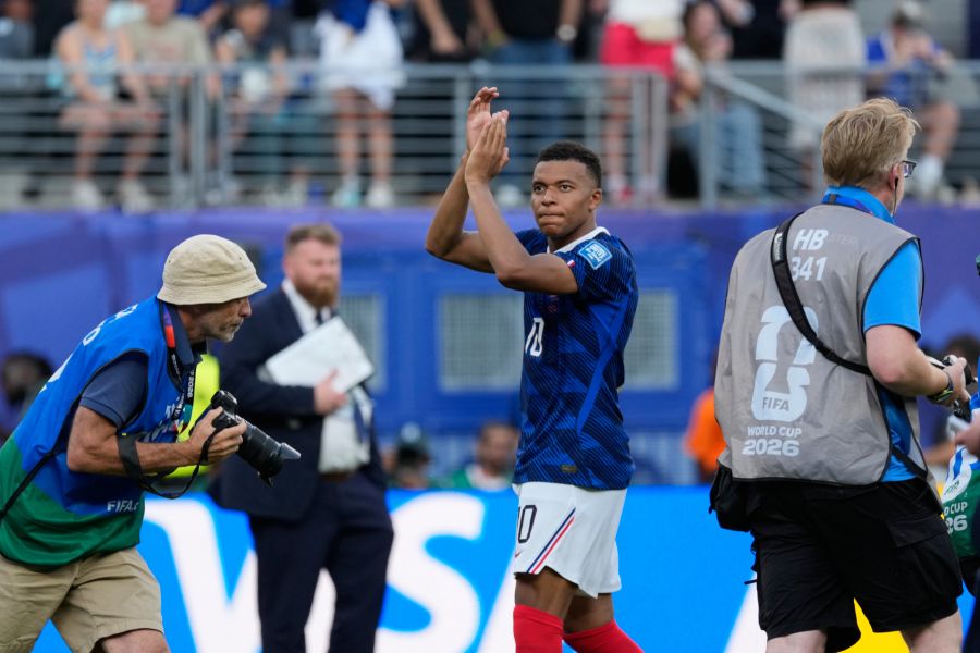 Kylian Mbappé wurde vor Ende des Spiels ausgewechselt und liess sich von seinen Franzosen-Fans feiern.