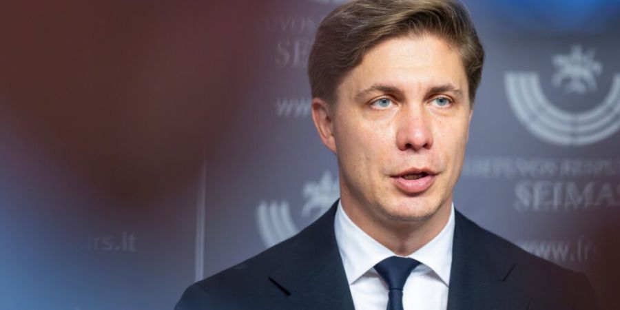 Der neu gewählte litauische Ministerpräsident Mindaugas Sinkevicius spricht im Parlament vor Journalisten. Foto: Mindaugas Kulbis/AP/dpa