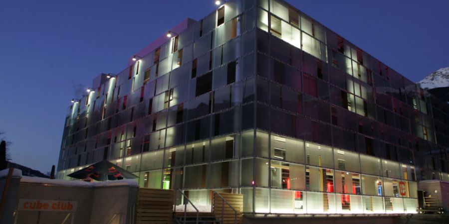 Das ehemalige Hotel Cube in Savognin - hier kurz nach der Eröffnung 2005 - wird ab Dezember als Jugendherberge genutzt. (Archivbild)