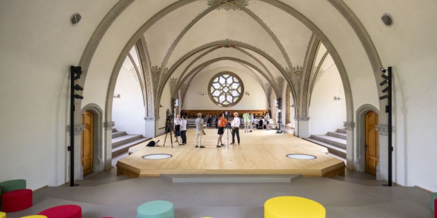 Schülerinnen und Schüler benutzen ab Sommer die Kirche Wipkingen. Im neu geschaffenen Obergeschoss könnten Veranstaltungen stattfinden.