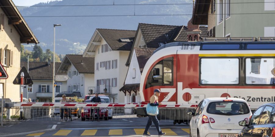Ein Zug der Zentralbahn fährt durch den Nidwaldner Hauptort Stans. (Archivaufnahme)