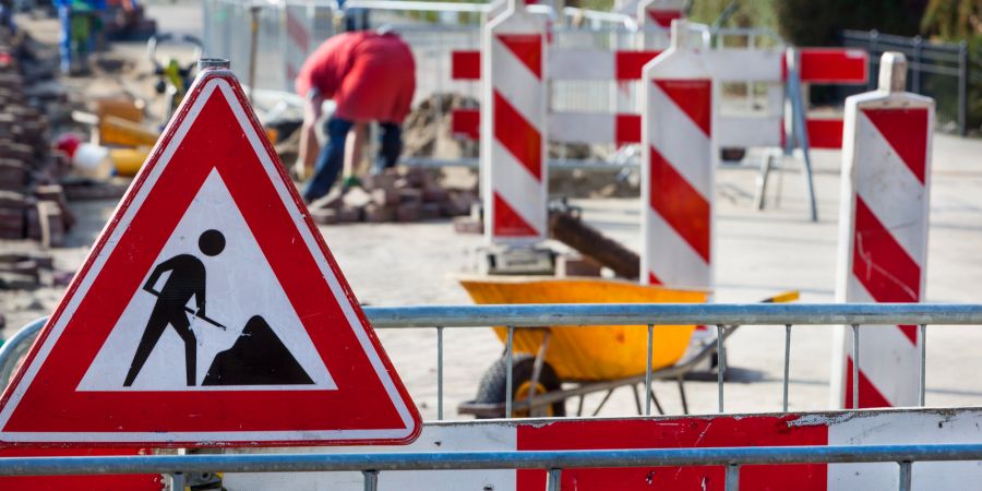 Baustelle Strassenarbeiten Verkehr Schild