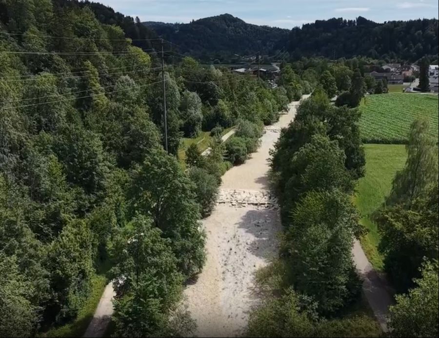 Die Töss bei Wila ZH wirkt kaum noch wie ein Fluss.