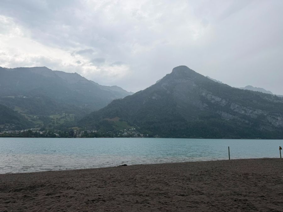 Auf dem Walensee läuft die Suche nach den beiden vermissten SUP-Fahrern weiter.
