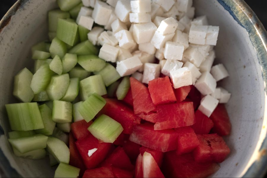 Kühle Speisen wie Wassermelone, Tomate oder Gurke helfen auch bei Hitze, ausserdem bestehen sie aus viel Wasser.