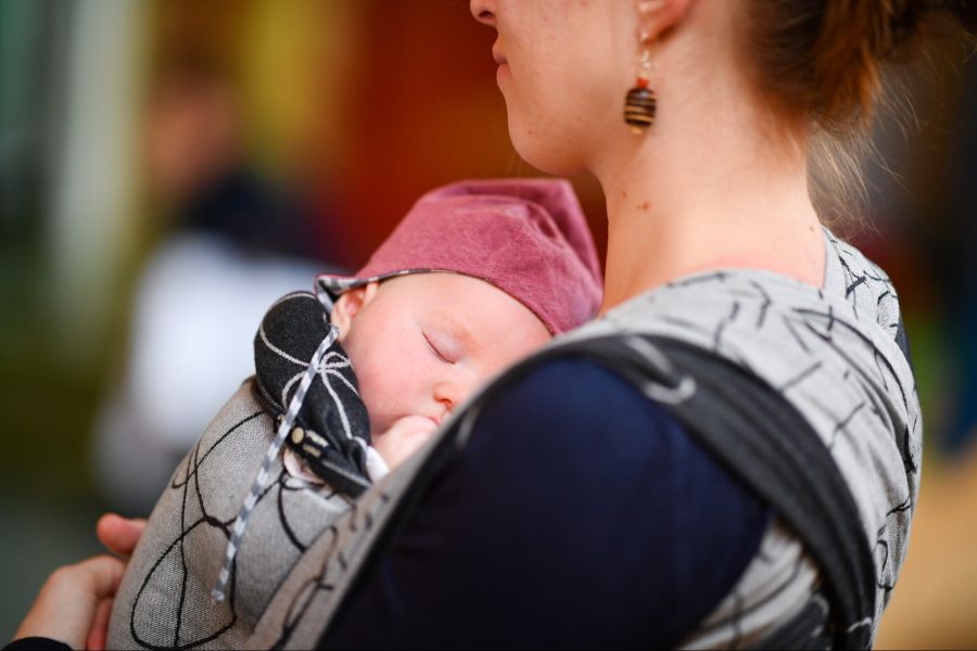 «Es braucht mehrere Monate geschützte Zeit ausschliesslich für Mütter», steht für die «Eidgenössische Kommission dini Mueter» fest.