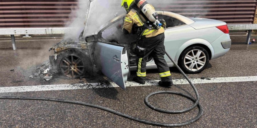 Auf der Autobahn A1 ist am Sonntagmittag ein Auto vollständig ausgebrannt. Verletzt wurde niemand.