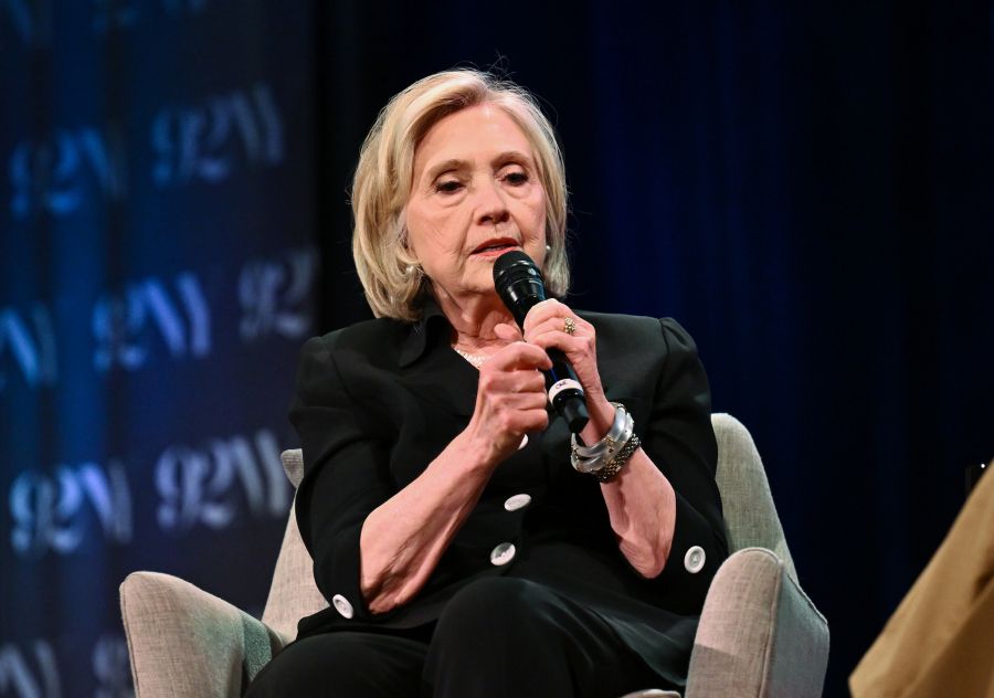 Hillary Clinton kritisiert das scharf.
