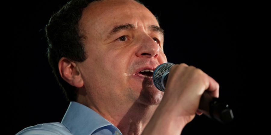 ARCHIV - Albin Kurti, Vorsitzender der politischen Partei Vetevendosje, spricht zu seinen Anhängern nach den vorläufigen Ergebnissen der Parlamentswahlen in der kosovarischen Hauptsta...