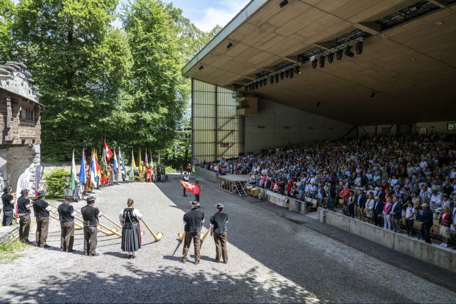 Das Tell-Freilichtspiel-Areal verfügt über eine gedeckte Sitztribüne, wie auf diesem Bild der Bundesfeier aus dem Jahr 2023 zu sehen ist.