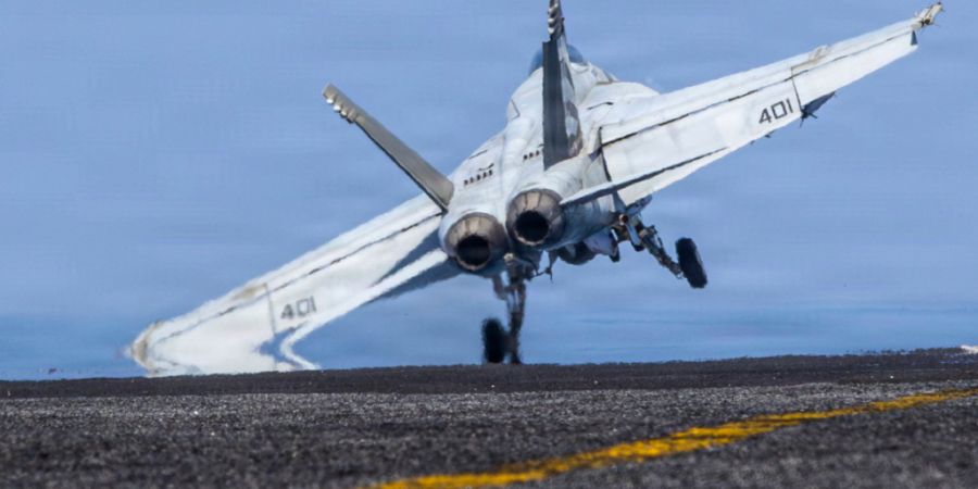 HANDOUT - Dieses vom US Central Command zur Verfügung gestellte Bild zeigt eine F/A-18E Super Hornet, die von der USS Abraham Lincoln (CVN 72) zur Unterstützung der Operation Epic Fur...