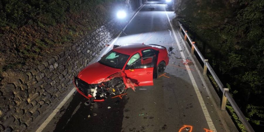In Chur ist es laut Polizei auf der Arosastrasse, im Bereich des Tunnels, zu einem Selbstunfall eines Fahrzeuglenkers gekommen.