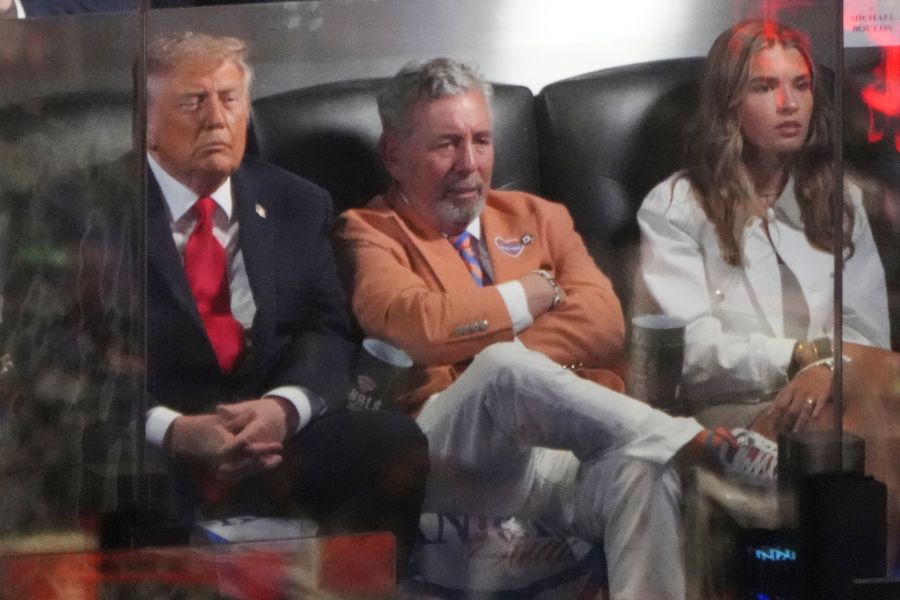 Der US-Präsident sitzt in der Loge neben Knicks-Besitzer James Dolan.