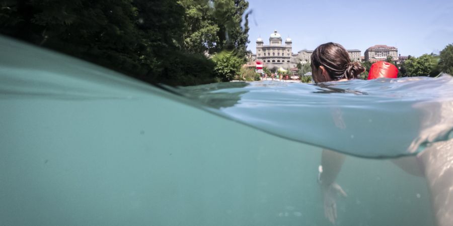 Sommer in Bern, sich treiben lassen in der grünen Aare: ein Lebensgefühl. Doch die Aare ist ein kraftvoller Fluss und es gilt einige Sicherheitsregeln zu beachten. (Archivbild)