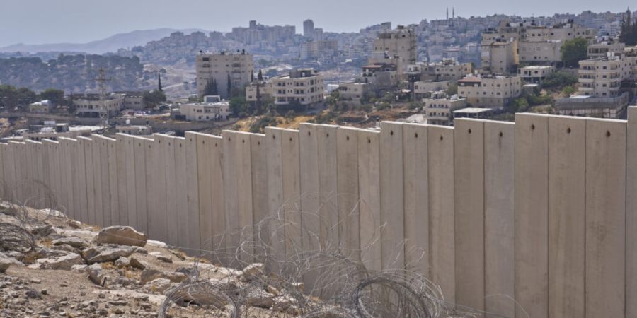 ARCHIV - Die Trennmauer neben dem arabischen Viertel Al-Eizariya, in dessen Nähe nach Angaben der israelischen Regierung im Rahmen des Siedlungsentwicklungsprojekts E1 Wohneinheiten ge...