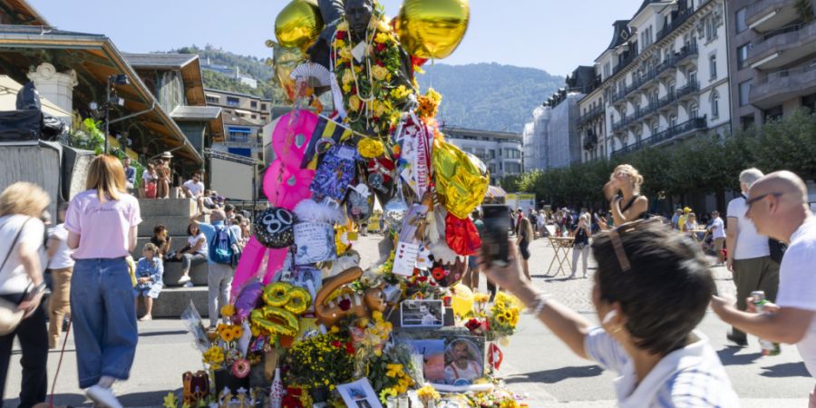 Tausende Fans feiern den 80. Geburtstag von Queen-Sänger Freddie Mercury in Montreux.