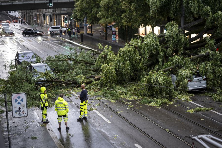 Ob es ähnliche Szenen wie beim Sommergewitter Ende Juni in Zürich geben könnte, ist noch unklar.